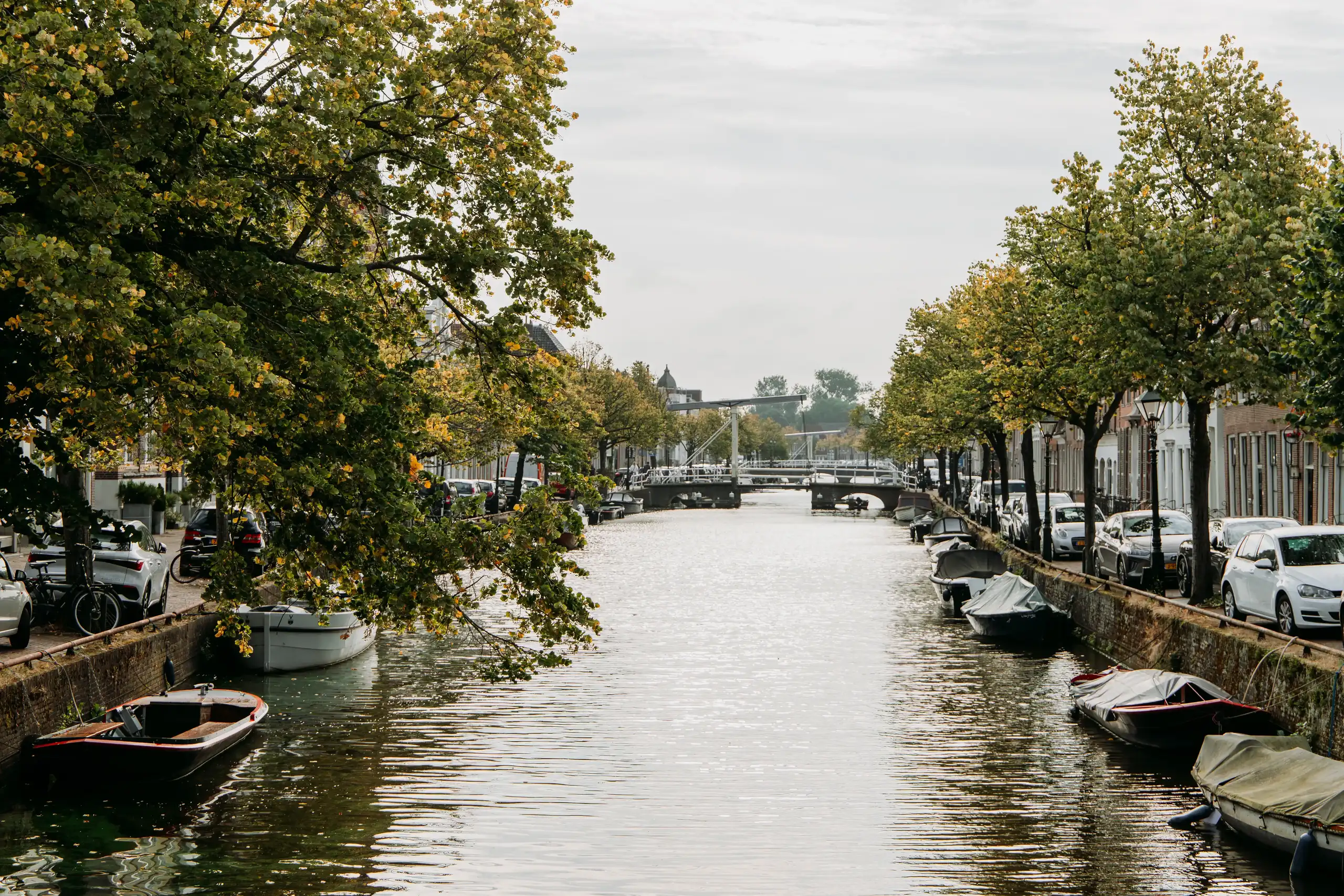 kanaal in Alkmaar met op de achtergrond een brug